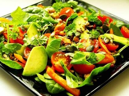 Une assiette avec des légumes