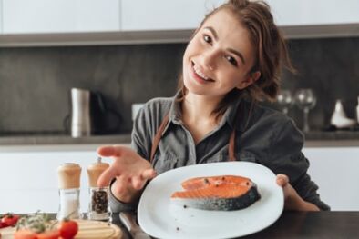Jeune fille avec un steak de truite