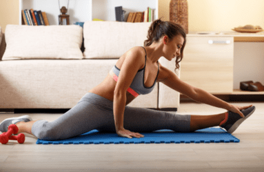 La fille fait du sport à la maison