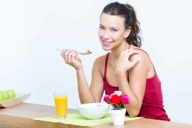 La fille mange de la salade